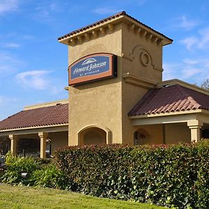 Howard Johnson By Wyndham Sacramento Downtown