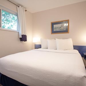 One-Bedroom Queen Suite