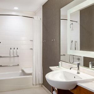 Deluxe Queen Suite