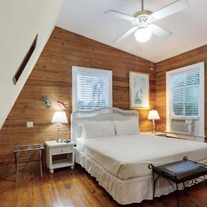 Curry House- 3Rd Floor, King Bed, & Balcony Room 8