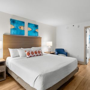 Oceanfront Deluxe One Bedroom King Suite