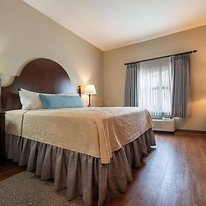 One-Bedroom King Suite Roll Shower Non-Smoking