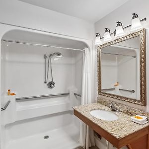 Handicap Accessible King Room – No Exterior Windows