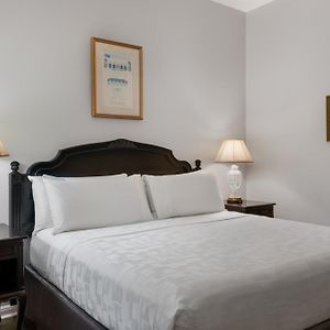 Petite Room