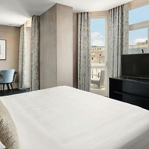 Signature Deluxe Executive King Suite