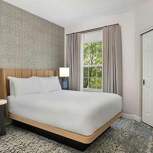 One-Bedroom Smaller Queen Villa