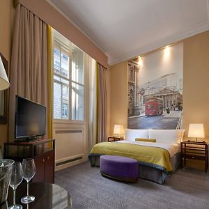 Deluxe One-Bedroom Queen Suite