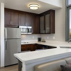 One-Bedroom King Suite