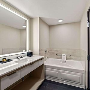 King Suite Jetted Tub Non-Smoking