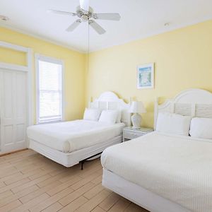 Deluxe Queen At The Curry Mansion - Parking & Heated Pool!