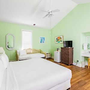 Deluxe King - Curry Mansion With Pool!