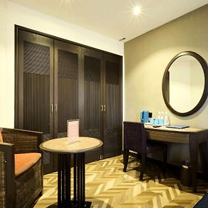 1 King Bed 1 Single Bed Deluxe Room Non-Smoking