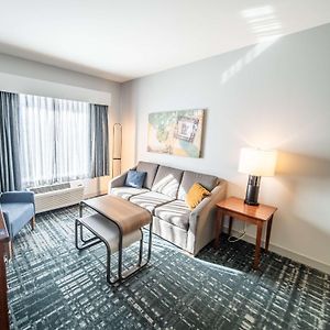One-Bedroom Queen Suite
