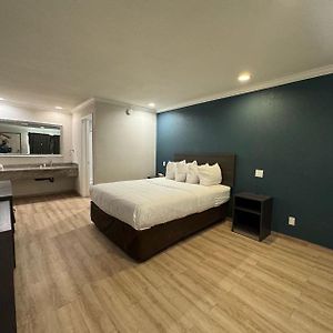 Baymont By Wyndham Bakersfield