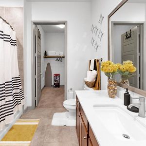 Deluxe One-Bedroom Apartment