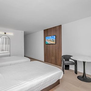 Deluxe Queen Suite
