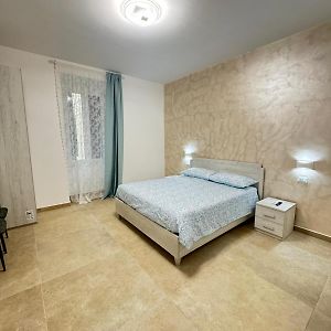 Youroominrome