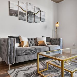 Deluxe One-Bedroom Apartment
