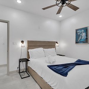 Sleeps 24-Spacious Suites Near Fq W Pool
