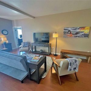 Deluxe Downtown Condo Close To Everything!