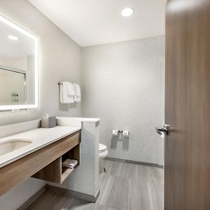 Standard Queen Room Mobility accessible