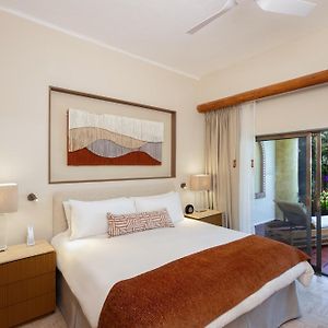 Deluxe One-Bedroom King Suite