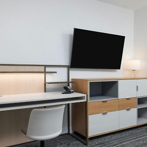 Queen Studio Suite Mobility Accessible Tub