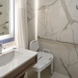 One-Bedroom Queen Suite
