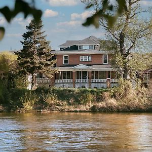 Goldsmith'S River Front Inn