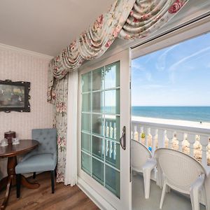 Deluxe Oceanfront Queen Room
