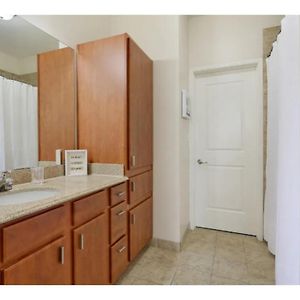 Deluxe One-Bedroom Apartment