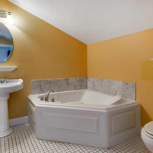 Bedroom Suite One Queen Bed Hot Tub