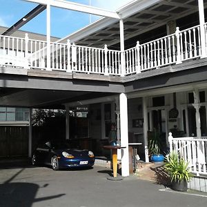Shooters Saloon Hotel & Cabins