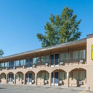 Super 8 Calgary Village