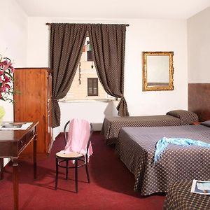 Quintuple Room