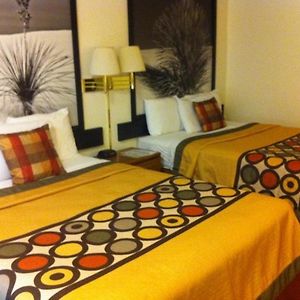 One-Bedroom Queen Suite