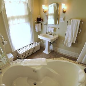 Deluxe Queen Suite