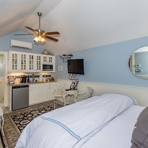 Deluxe Queen Suite