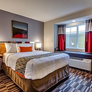 Queen Room Bath Tub Mobility Accessible or Non-Smoking