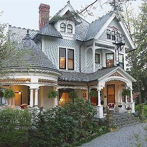 The 1899 Wright Inn & Carriage House