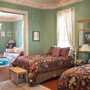 Arbor House Suites Bed And Breakfast
