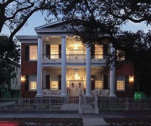Hubbard Mansion B And B