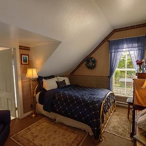 Queen Room Meadow View Not Pet Friendly
