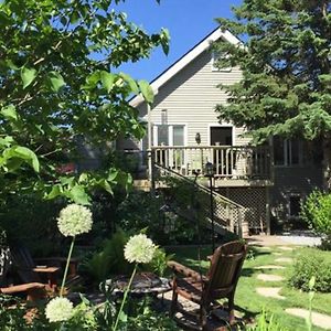 2 Moon Cottage
