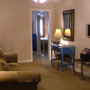 One-Bedroom King Suite