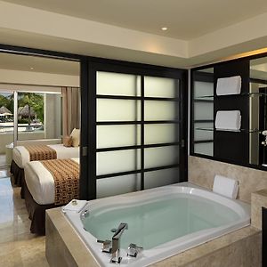 Family One-Bedroom Pool Side Suite