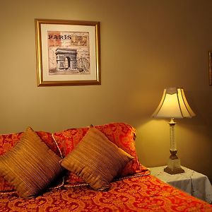 Deluxe Queen Suite