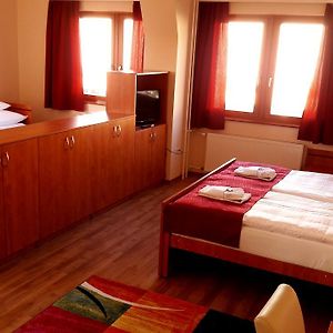 Quintuple Room