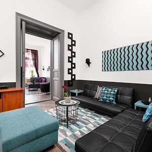Deluxe Three-Bedroom Apartment