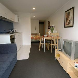 Economy Queen Studio